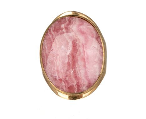 A 9ct yellow gold and rhodochrosite oval dress ring, ring size O1/2, total gross weight approx 15.3g Good condition, wear com