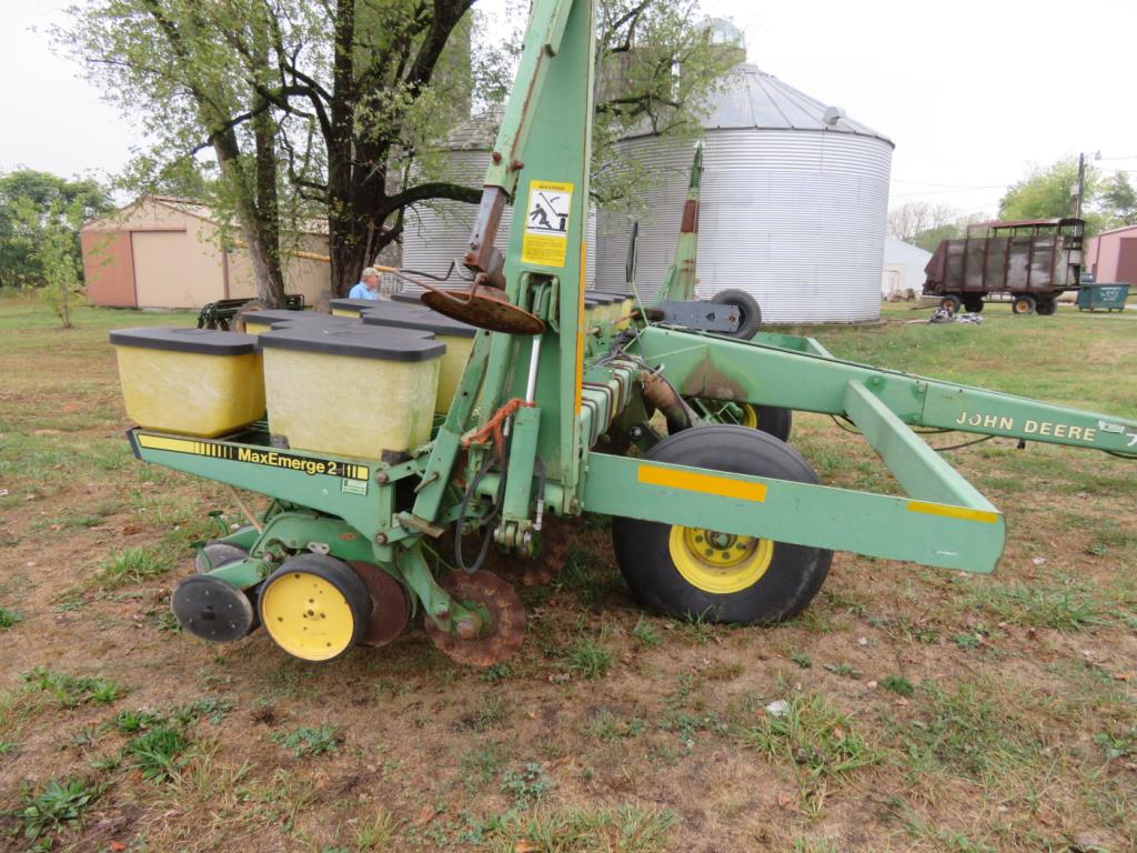 John Deere 7240 815 split row planter w/ext box, monitor, radar serial