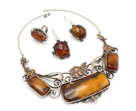Vintage amber collar necklace larges piece of amber measures 65x26x9mm with hook an eye fastening necklace measures approx. 1
