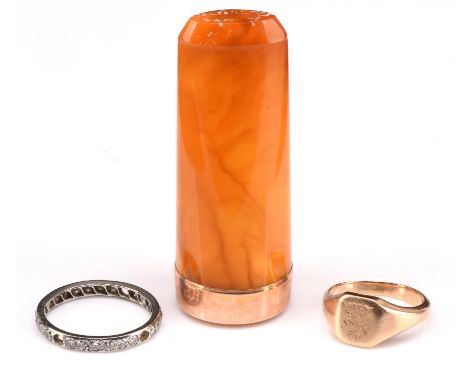 Amber charoot with gold ring, hallmarked 9 ct London 1902, in  fitted case, a signet ring with Lion engraving, hallmarked 9 c