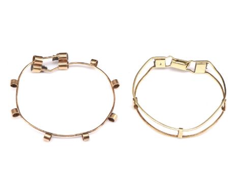 Two 14 ct gold bangles, expandable bangle measures 74mm in diameter, and a 65mm bangle with a clip clasp Condition Report:  g