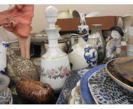 A small collection of decorative ceramic and glassware, to include Canton famille vert, teapots, tazzas and others (af)Proven