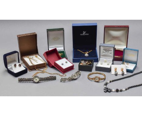 A Quantity of Jewellery, including a 9 carat gold necklace, length 43.5cm; a 9 carat gold box link chain, length 50cm; a roll