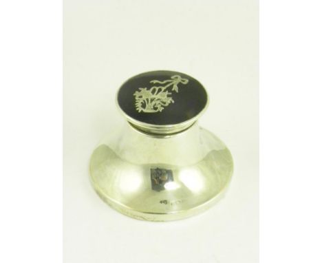 A GEORGE V SILVER CAPSTAN INKWELL WITH SILVER INLAID TORTOISESHELL INSET LID, BIRMINGHAM 1918