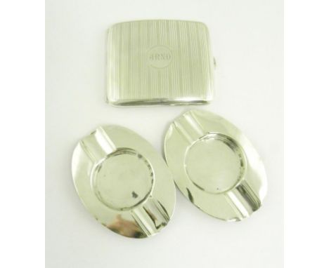 A GEORGE VI SILVER CIGARETTE CASE, BIRMINGHAM 1945 AND TWO OVAL SILVER ASHTRAYS, 6OZS 10DWTS