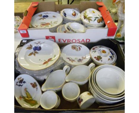 AN EXTENSIVE ROYAL WORCESTER EVESHAM PATTERN DINNER SERVICE