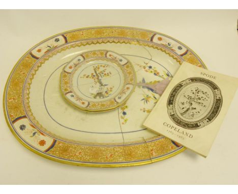 AN EARLY SPODE TREE OF LIFE PATTERN EARTHENWARE MEAT DISH AND TWO PLATES TOGETHER WITH SPODE COPELAND EXHIBITION CATALOGUE