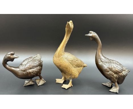Drei Gänse. Miniatur Bronze Skulpturen.Bis circa 21 cm hoch. Vollplastisch Darstellungen von Gänsen. Altersbedingte Gebrauchs