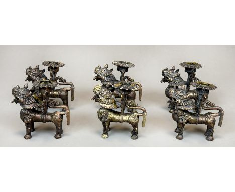 6 Kerzenleuchter. Foo-Hunde. Bronze. Nepal.Jeweils circa 10 cm x 10 cm x 7 cm. Bronze, patiniert. Wächterlöwen / Hunde als Ke