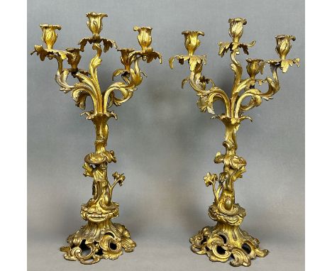 Paar Girandolen, 5- flammig. Bronze vergoldet. 19. Jahrhundert.Circa 59,5 cm x 35 cm im Durchmesser. Bronze. Plastisch geform