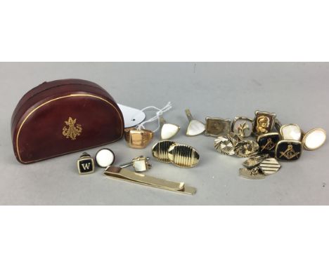 GENTLEMAN'S RING, marked 750, along with a collection of cufflinks