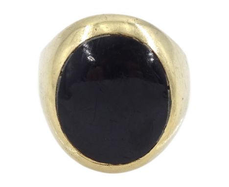 9ct gold jet signet ring, hallmarkedCondition Report:Approx 8.35gm, size N, max depth = 9.3mm, some scratches to jet - would 