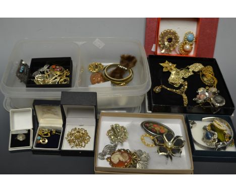 Costume jewellery - brooches; earrings; bracelets; bangle, qty