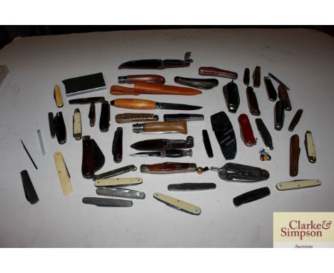 A box of miscellaneous vintage pen knives etc.
