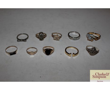 Assorted vintage white metal and silver gilt rings