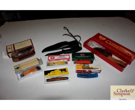 A box of miscellaneous vintage pen knives etc.