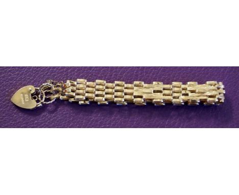 A 9ct gold gate link bracelet weight 7.3g.
