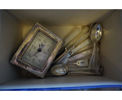 A modern hallmarked silver mounted quartz mantle clock, a set of five hallmarked silver bladed mother of pearl handled butter