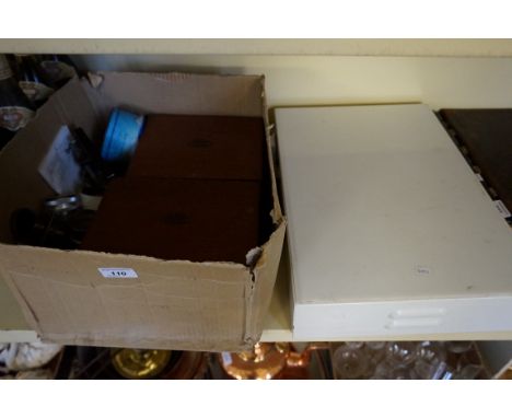 A Ryan portable light box, with a quantity of assorted microscope lenses, to include Ross of London, etc.