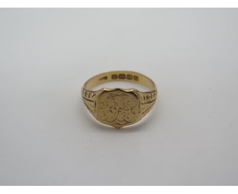 A gents 18ct gold signet ring, hallmarked Birmingham 1916 - monogram engraved and decorated shoulders, size T, weight approx 
