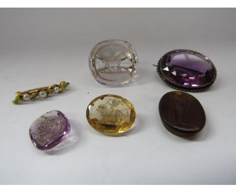 Four gemstone wax seals including horse design, amethyst coloured brooch and a yellow metal and seed pearl bar brooch (6)