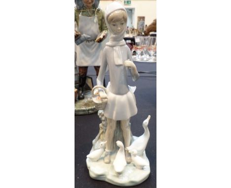 Lladro female figurine, H: 30 cm 