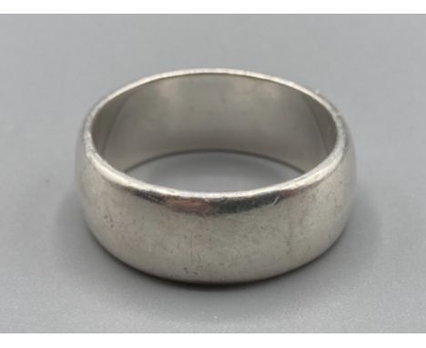 A gents silver band size R 1/2 8.4g