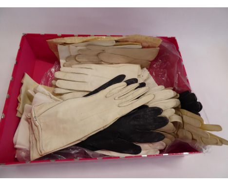 Vintage ladies kid leather evening gloves, driving gloves etc. (11 pairs)