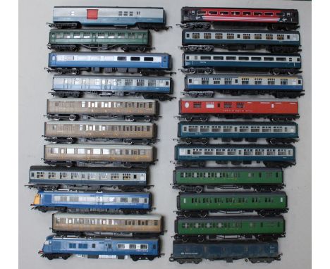 Twenty-two loose '00' gauge carriages comprising 10x Hornby, 2x Lima, 2x Triang, 1x Mainline and 2x unbranded, (22) (af) 
