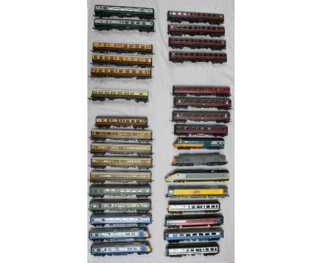 Thirty-two loose '00' gauge, comprising 4x Hornby locomotives, 8x Hornby carriages, 2x Triang locomotives, 8x Triang carriage