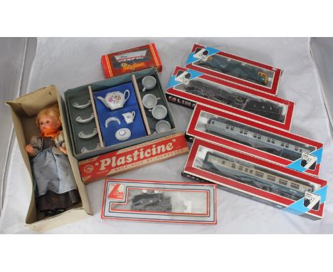 A small collection of assorted boxed '00' gauge model railway locos and rolling stock including a Lima 'Royal Scots Fusiliers