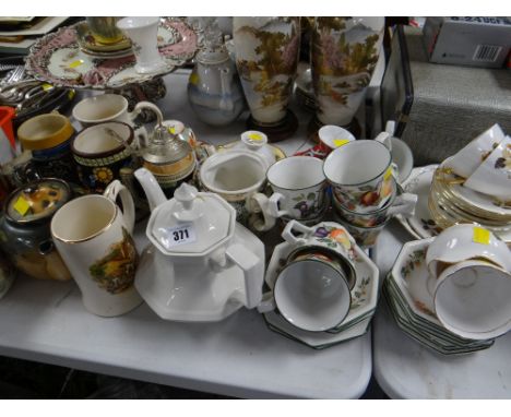 Parcel of mixed china including teapots & various patterned teacups & saucers, small parcel of Royal Imperial vintage teaware