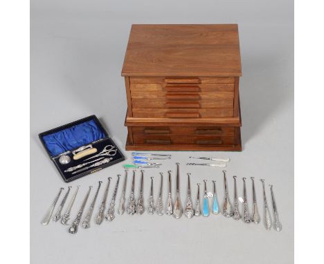 An interesting collection to include button hooks, shoe horns &amp; glove stretchers, the silver handles decorated in a varie