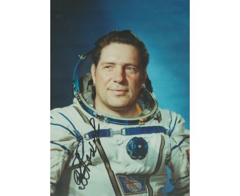 Cosmonaut Vladimir Lyakhov signed colour portrait photo 8 x 6 inches. Nice pose in white space suit of the veteran astronaut.