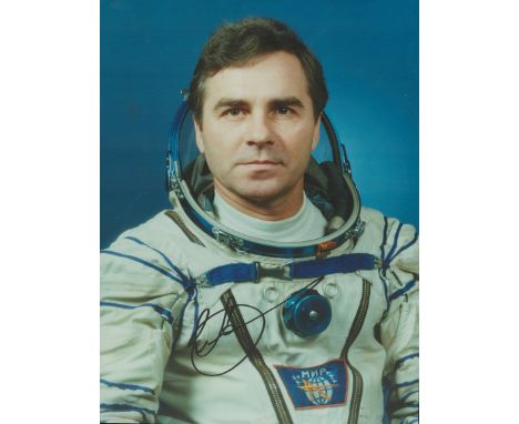 Cosmonaut Aleksandr Viktorenko signed colour portrait photo 8 x 6 inches. Nice pose in white space suit of the veteran astron