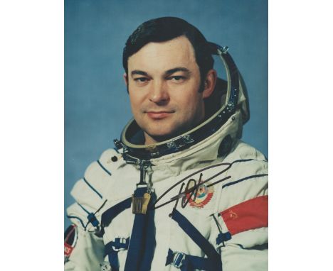 Cosmonaut Yuri Romanenko signed colour portrait photo 8 x 6 inches. Nice pose in white space suit of the veteran astronaut. G