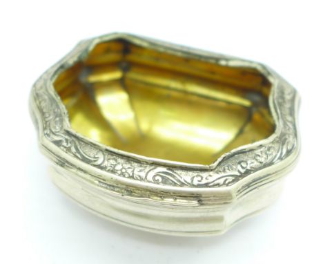 A George II snuff box, circa 1740, the lid lacking shaped agate insert, a/f 