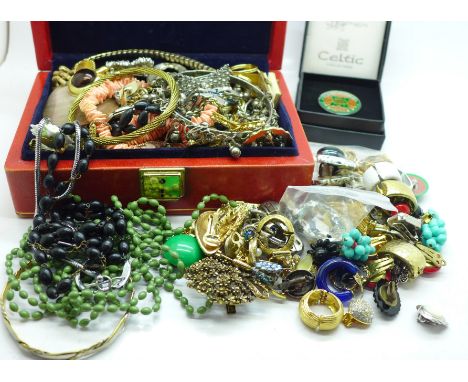 Vintage and other costume jewellery 