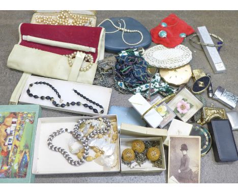 Vintage jewellery, compacts, etc. 