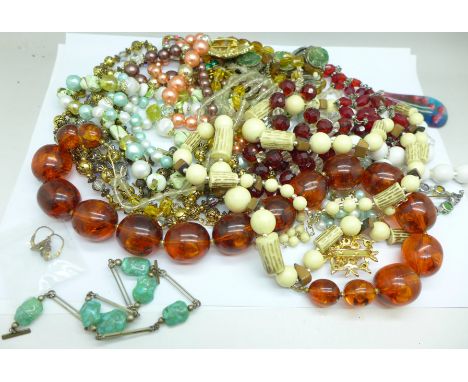 A collection of vintage costume jewellery necklaces, etc. 