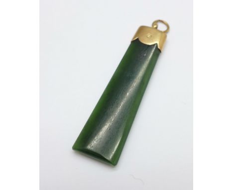 A 9ct gold mounted jade pendant 