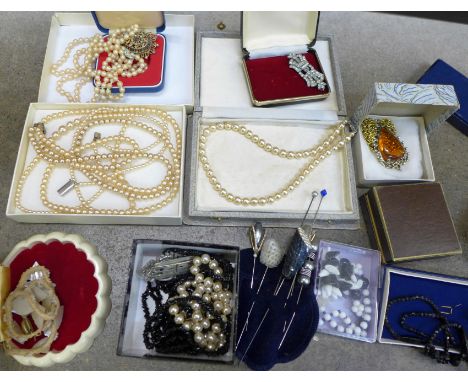 Vintage jewellery, hat pins, etc. 