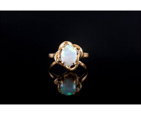 18ct Gold Set Single Stone Opal Ring. Marked 18ct. 3 Grams. 