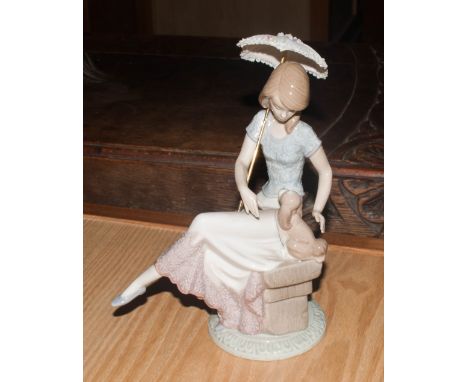 Lladro Collectors Society 5th Anniversary Figurine 'Picture Perfect' model number 7612, Issued 1991 Only. 8.5'' in height. Mi