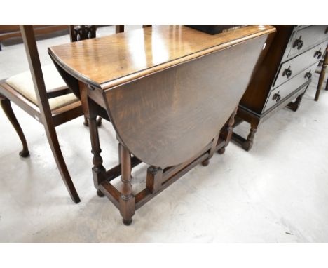 An early to mid 20th Century oak gate leg dining table, width approx. 91cm