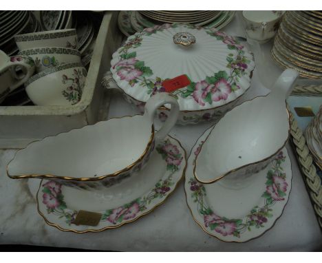 { Group of lots:  72, 73 } Pretty tureen with lid and 2 gravy boats on stand by Spode