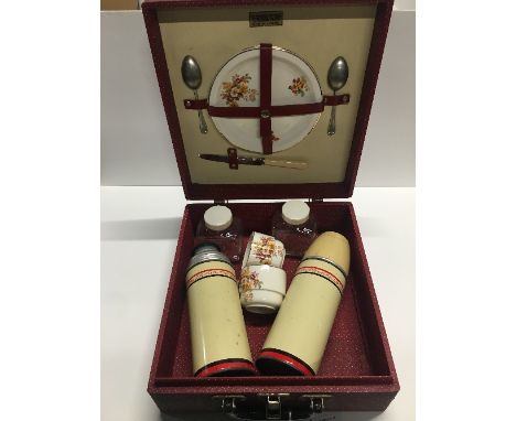 VINTAGE BREXTON PICNIC CASE WITH ORIGINAL CUPS AND SAUCERS