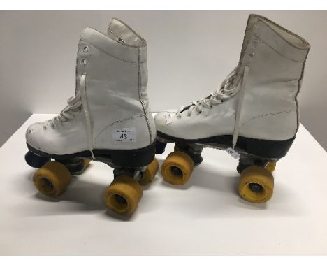 VINTAGE WHITE LEATHER  "ROLLER DERBY" SKATES SIZE 7