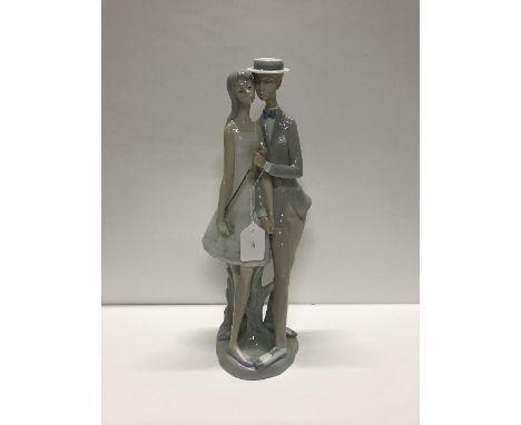 TALL LLADRO FIGURE "YOUNG LOVERS"