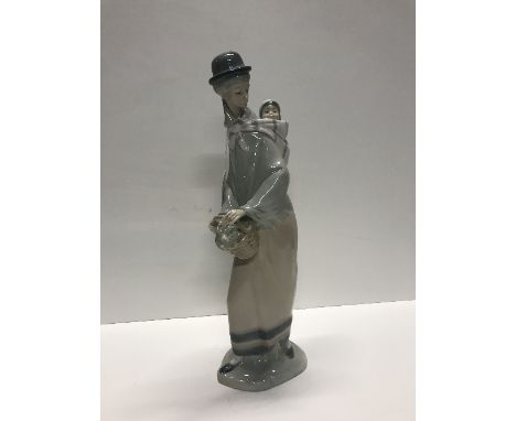 TALL LLADRO FIGURE "BOLIVIAN LADY AND CHILD"